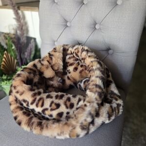 NWT Ann Taylor Faux Fur Leopard Print Infinity Scarf